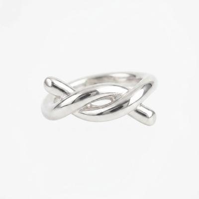 Anillo Minimalista de Plata Lisa con Nudo Entrelazado
