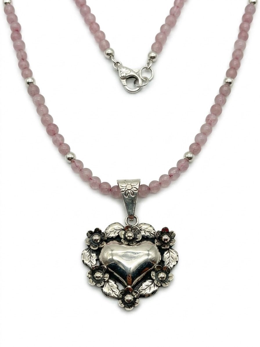 Dije de Corazón en Plata Repujada con Diseño Floral