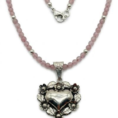 Dije de Corazón en Plata Repujada con Diseño Floral
