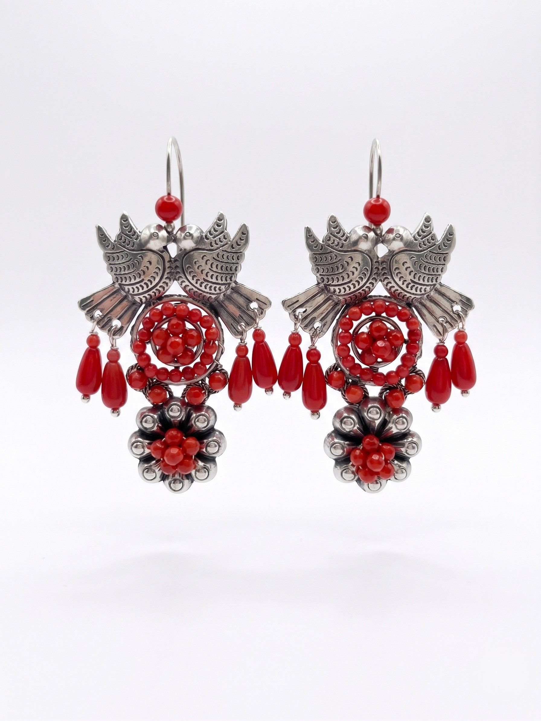 Aretes "Canasta de Pajaritos" en Plata Repujada con Coral