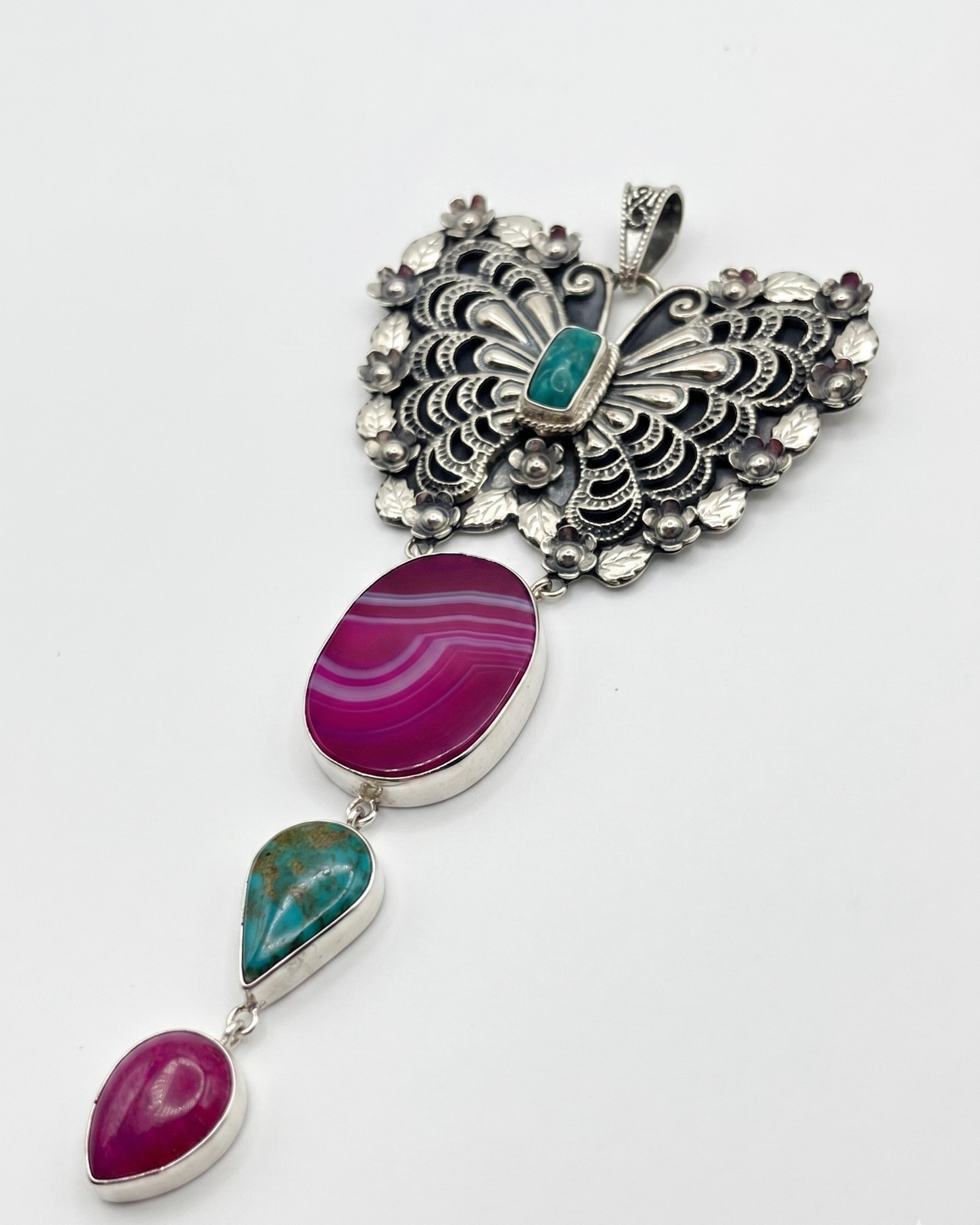Dije de Mariposa Artesanal de Plata Calada y Repujada con Ágatas Veteadas y Turquesas - Imagen 2