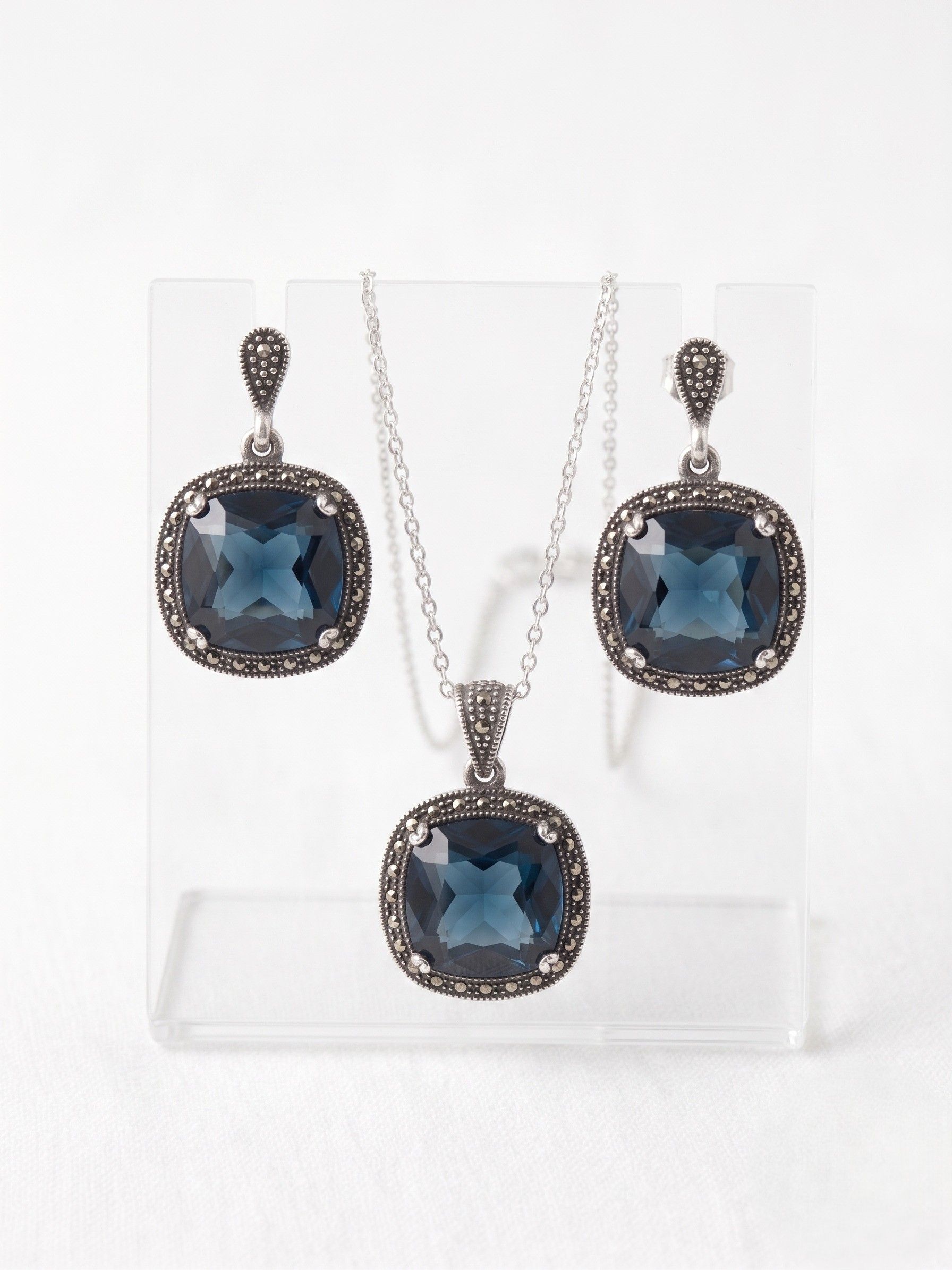 Juego de Dije y Aretes de Plata con Marquesitas y Cristal Checo Azul en Corte Cojín