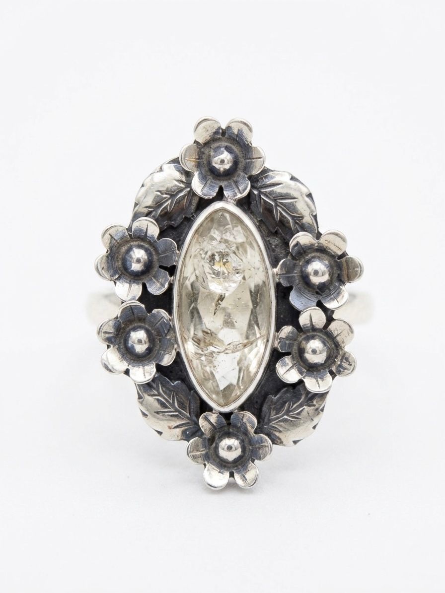 Anillo Ajustable de plata Repujada con Cuarzo Citrino Ovalado y Flores