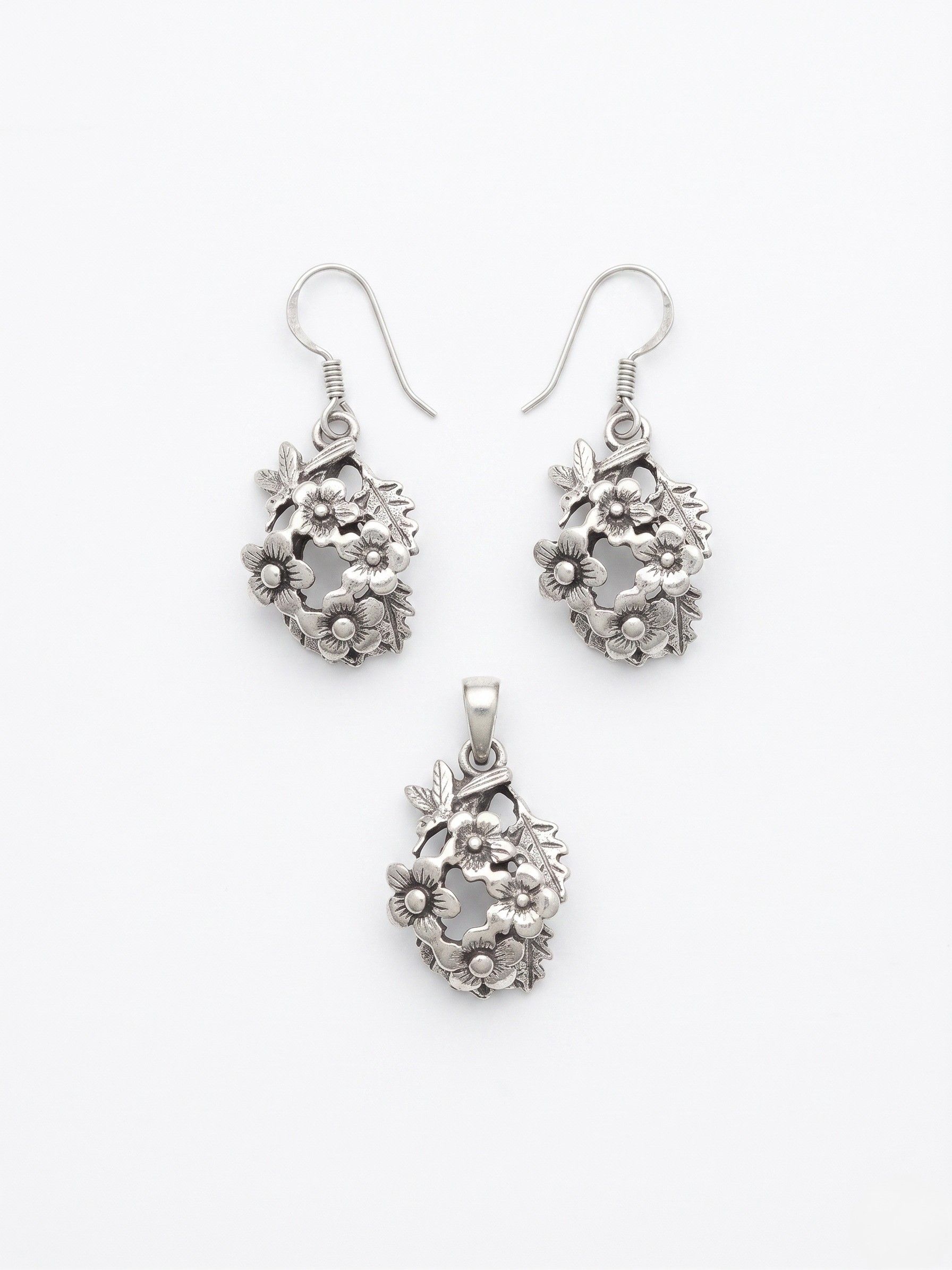Juego de Dije y Aretes de Acento Mexicano Estilo Canasta con Flores