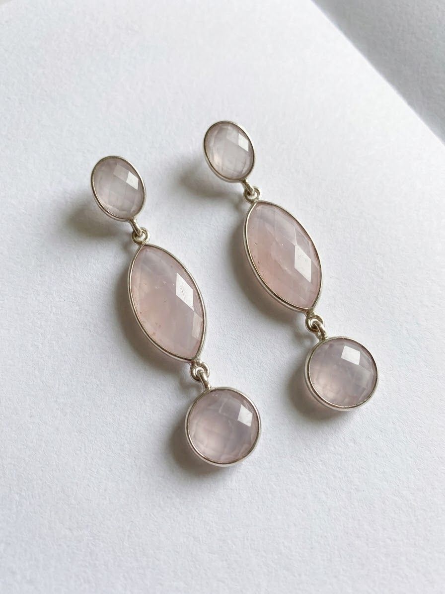 Aretes Colgantes de Plata de Ley con Trilogía de Cuarzo Rosa Facetado