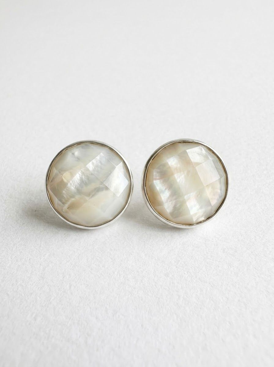 Broqueles de Plata de Ley con Madreperla Facetada en Bisel Circular