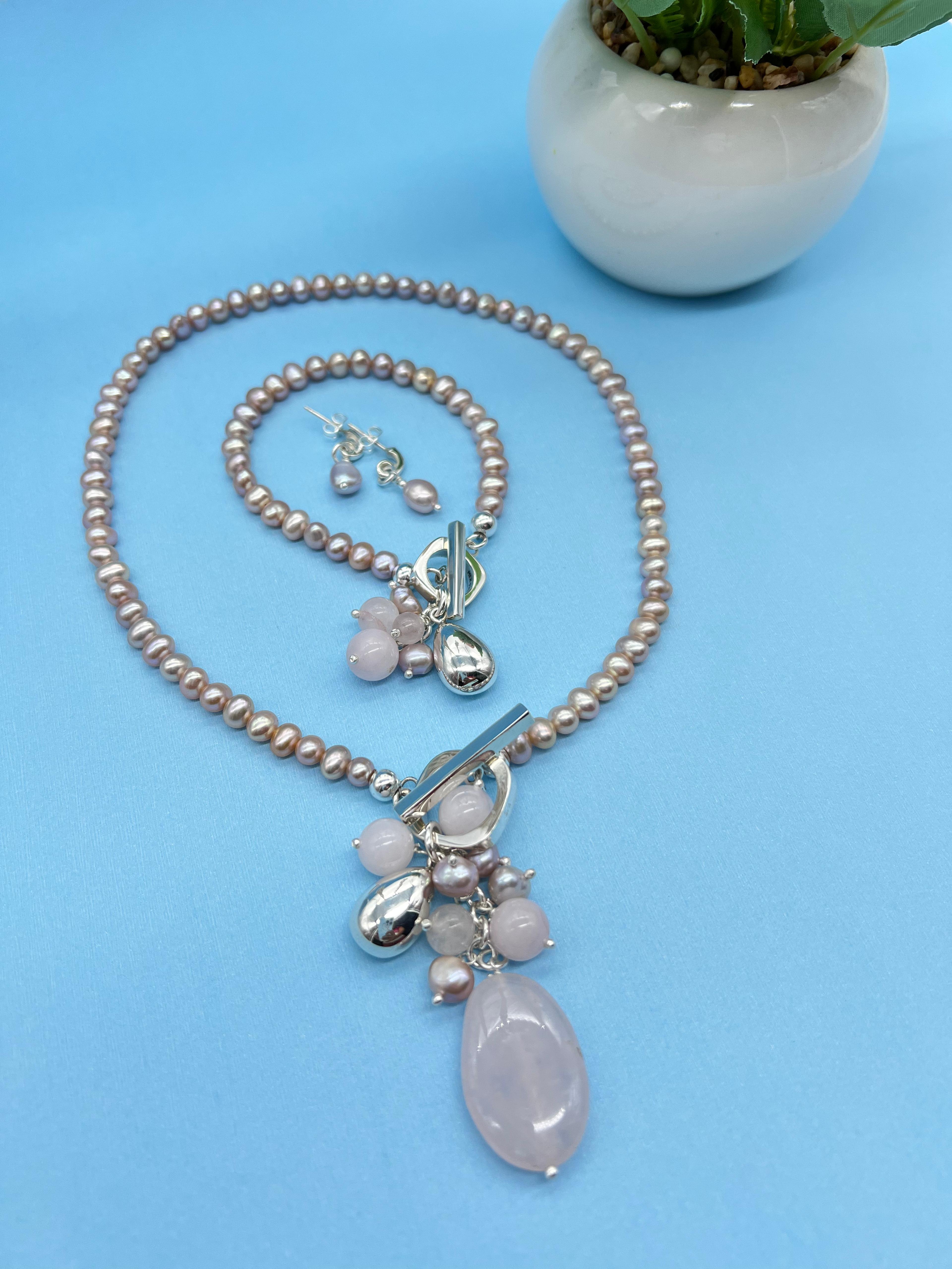 Collar, Aretes y Pulsera de Perlas y Cuarzo Rosa con Bronche al Frente