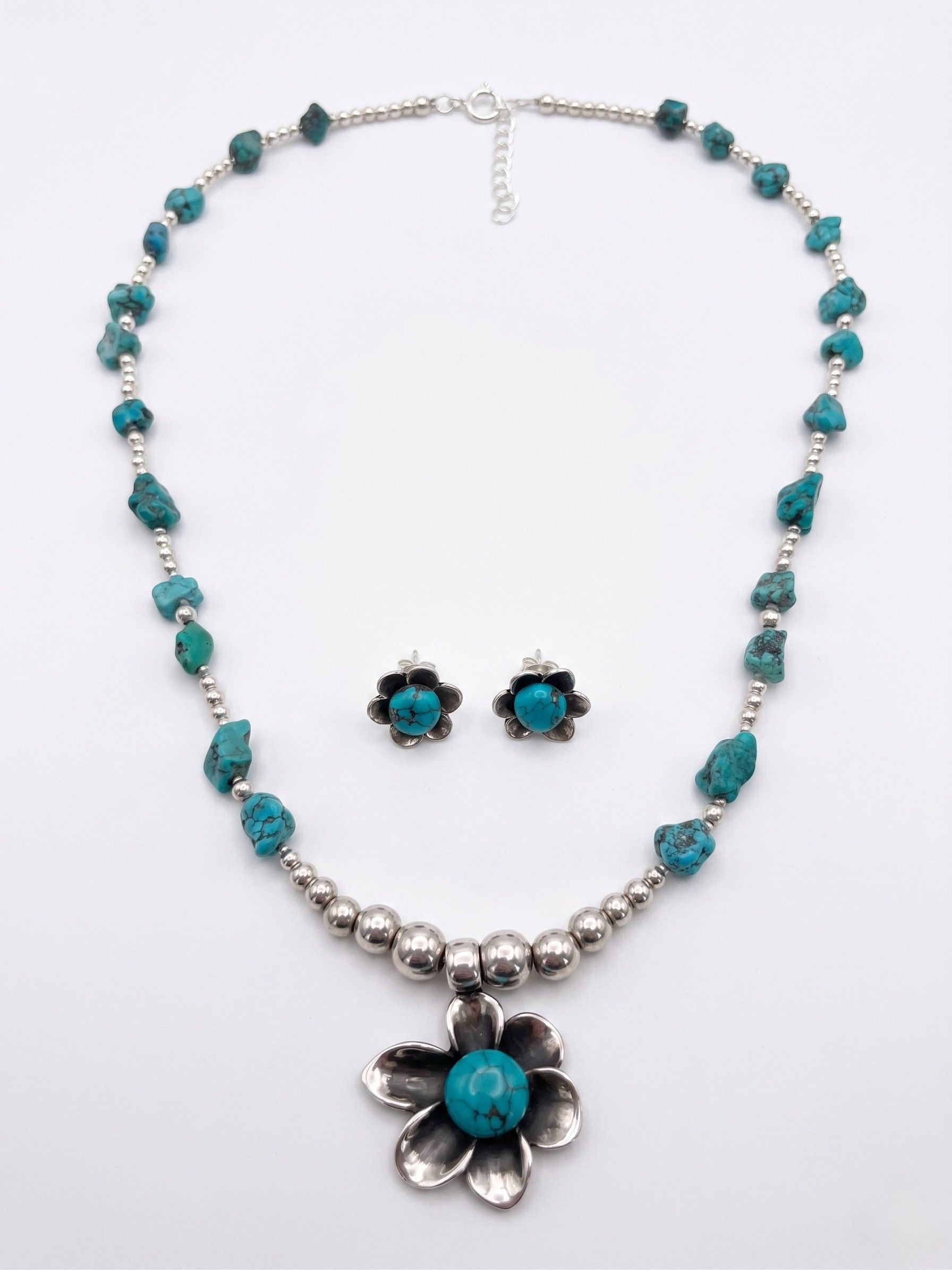 Collar con Dije de Flor de Plata y Aretes con Piedra Turquesa