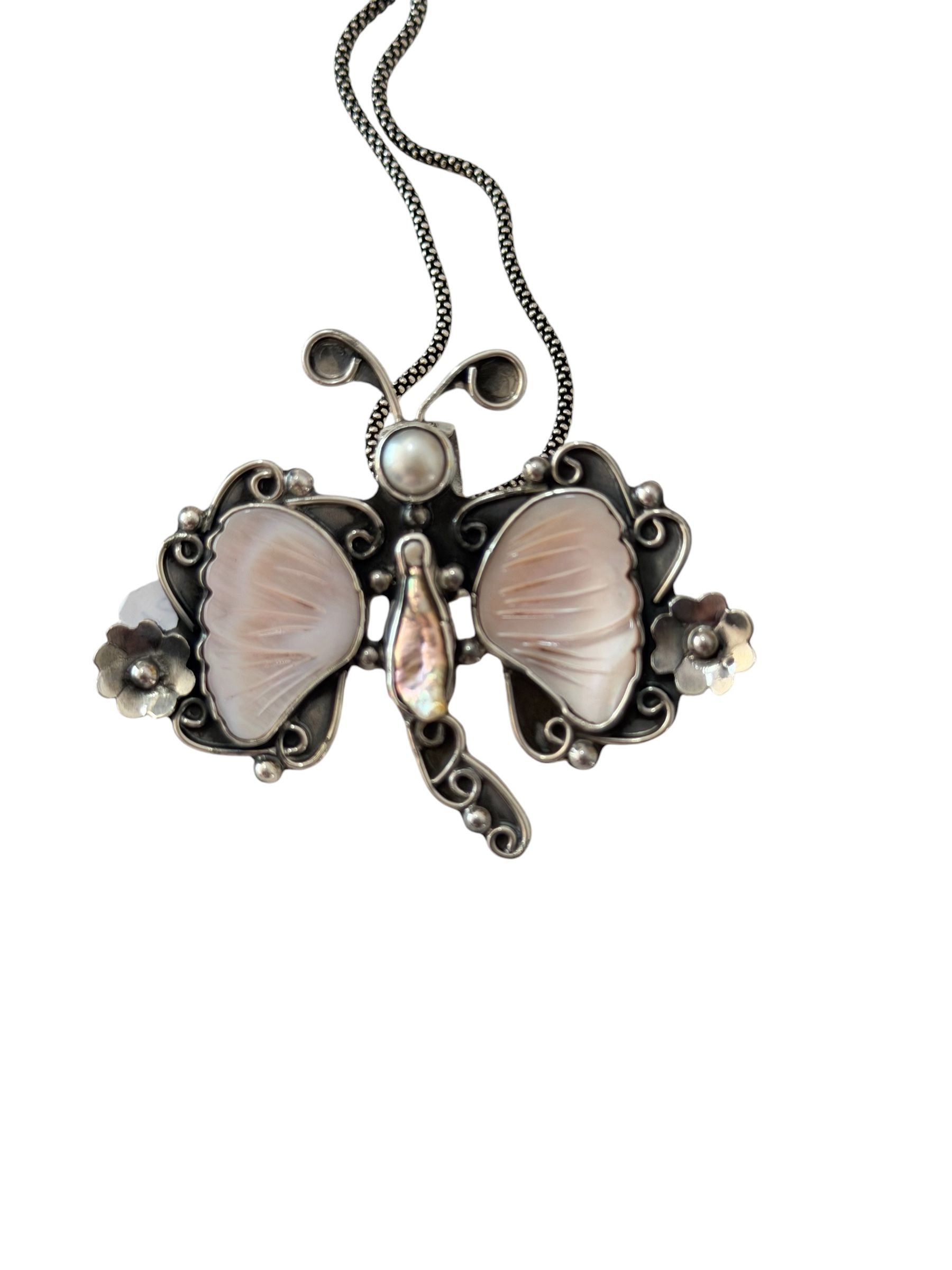 Dije de Mariposa en Plata con Madre Perla Vigua y Perla de Cultivo
