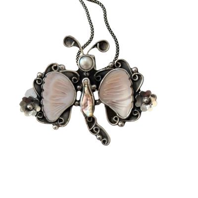 Dije de Mariposa en Plata con Madre Perla Vigua y Perla de Cultivo