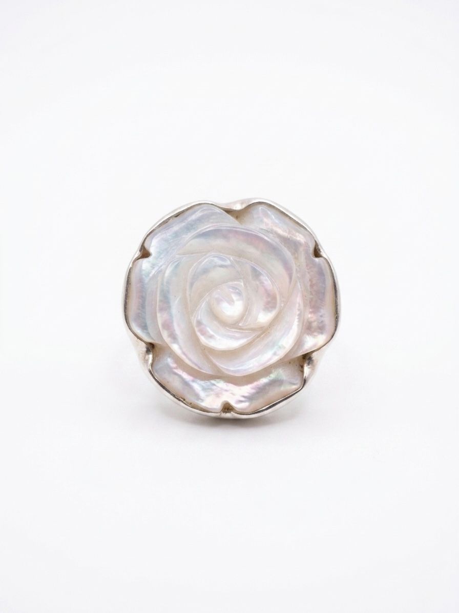 Anillo Ajustable de Plata con Rosa Tallada en Madre Perla