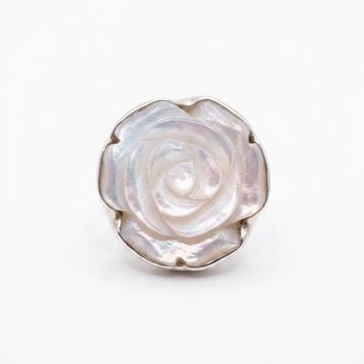 Anillo Ajustable de Plata con Rosa Tallada en Madre Perla