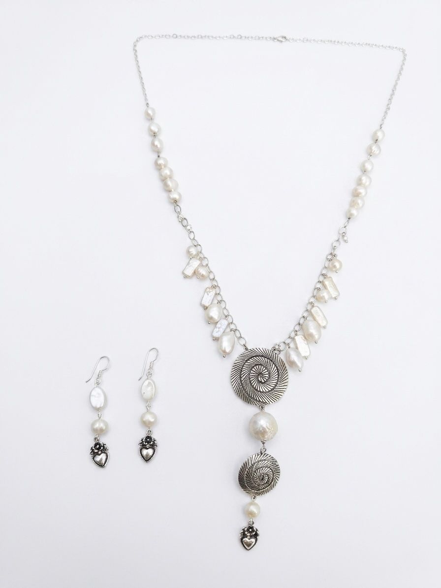 Juego de Collar y Aretes de Plata con Perlas Barrocas, Medallones en Espiral y Dije de Corazón