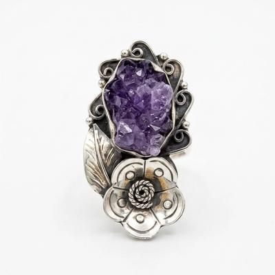 Anillo Ajustable de Amatista y Flor en Plata Repujada