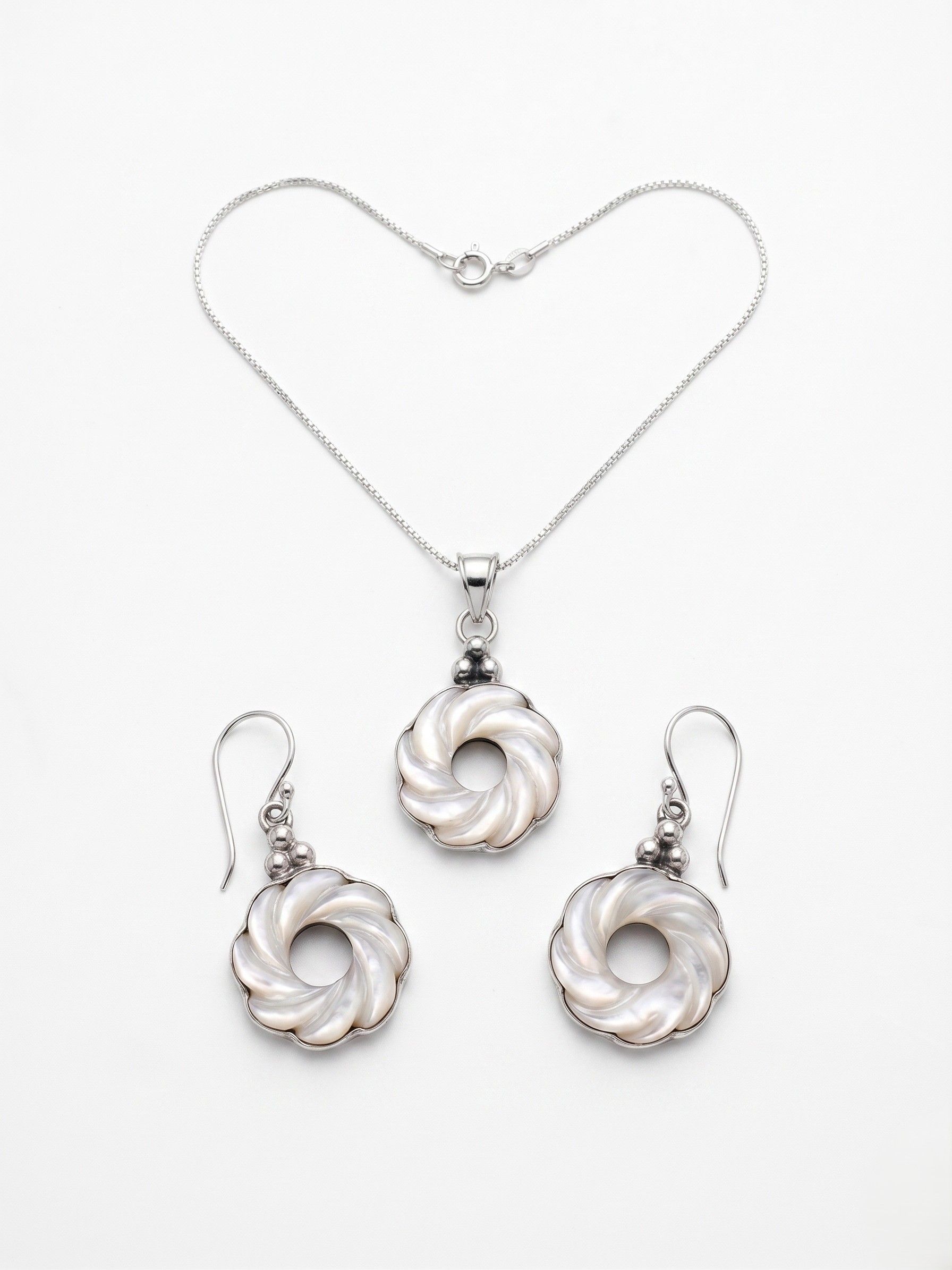 Juego de Dije y Aretes de Dona de Plata con Madre Perla Tallada