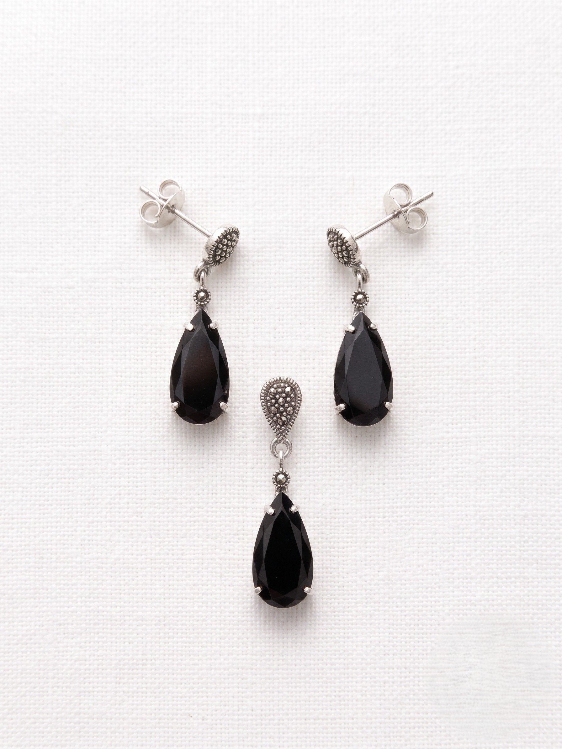 Juego de Dije y Aretes de Plata con Marquesitas y Cristal Checo Negro en Corte Gota