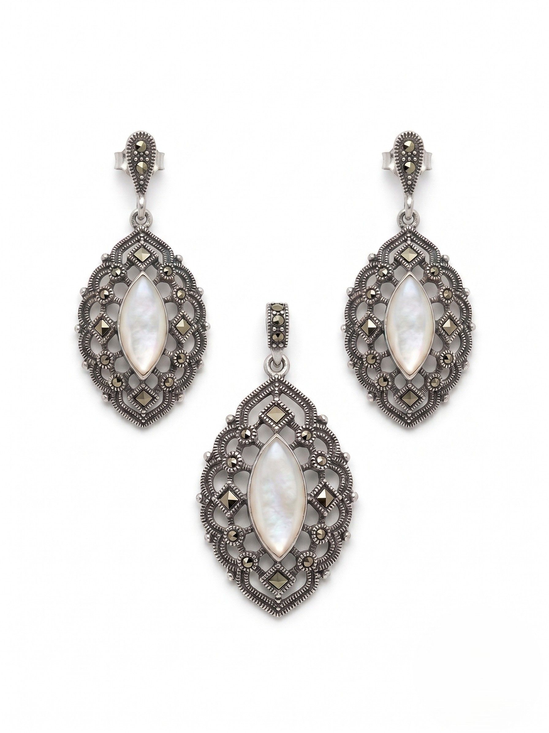 Juego de Dije y Aretes de Plata con Marquesitas y Madre Perla Corte Navette
