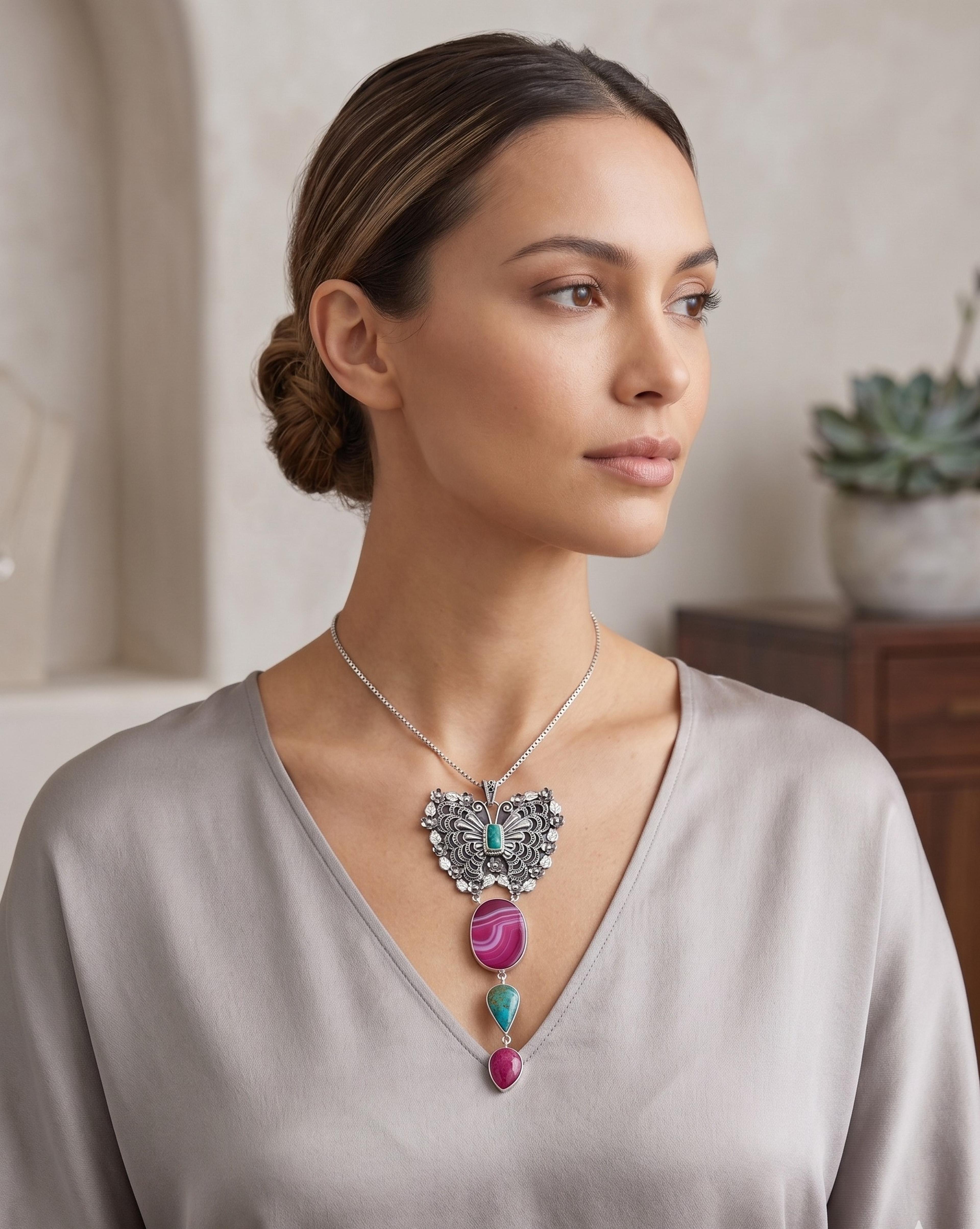 Dije de Mariposa Artesanal de Plata Calada y Repujada con Ágatas Veteadas y Turquesas - Imagen 3