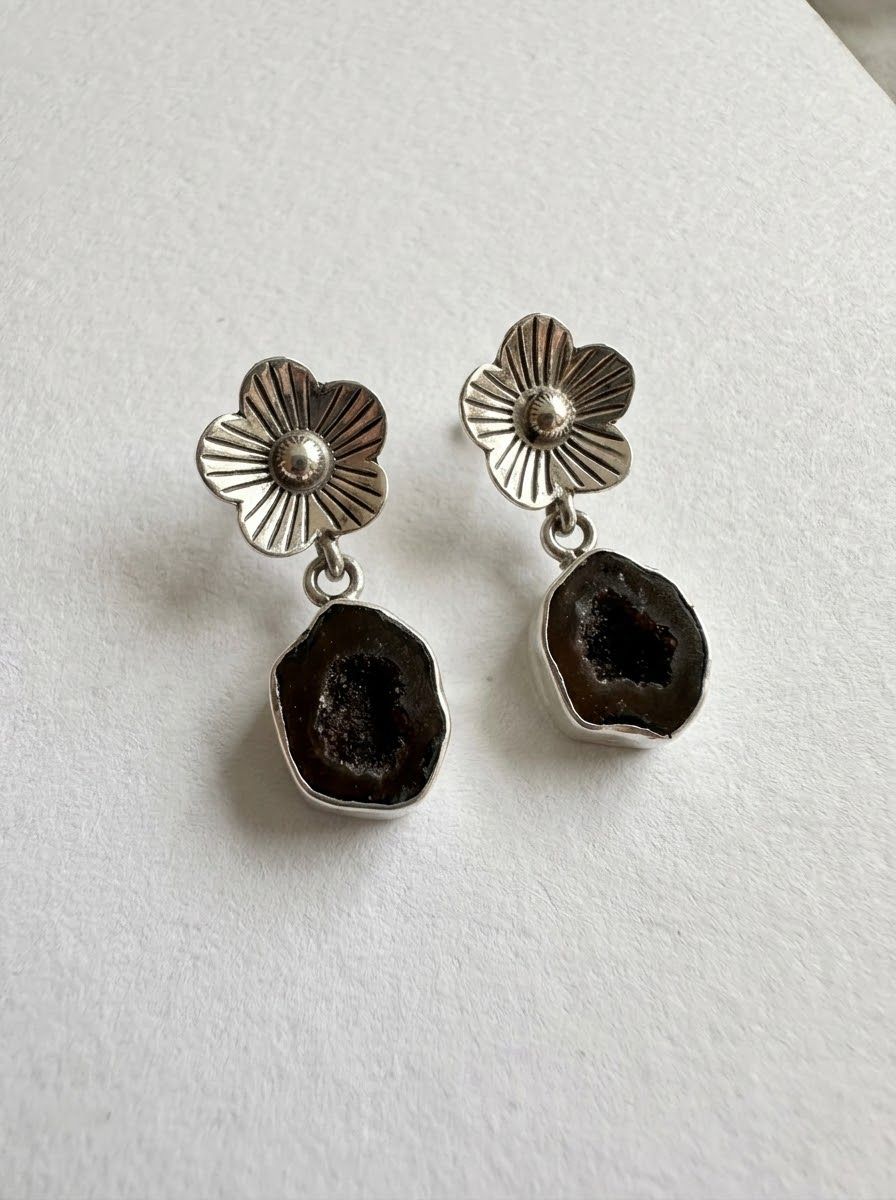 Aretes Colgantes de Plata de Ley con Mini Flor y Piedra Geodita Natural