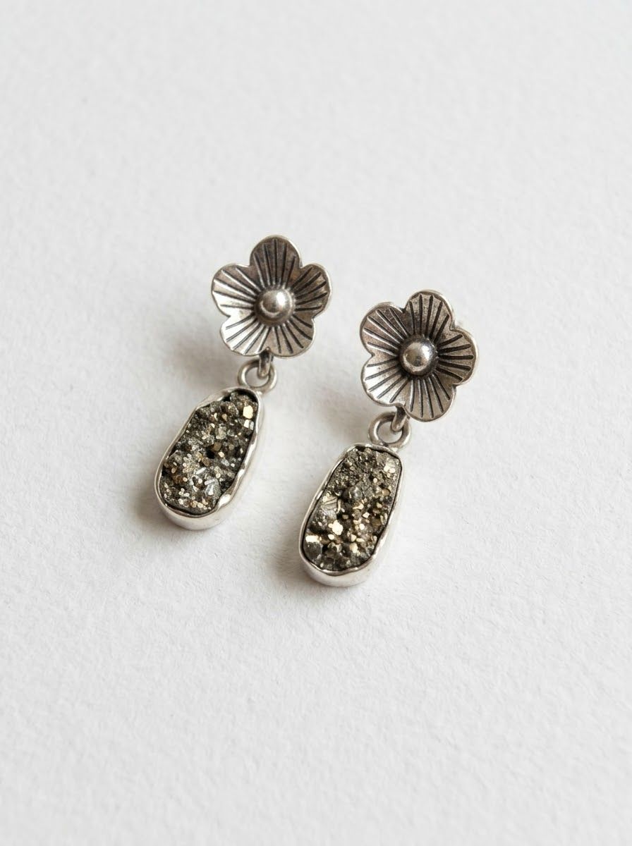 Aretes Colgantes de Plata de Ley con Mini Flor y Drusa de Pirita Natural