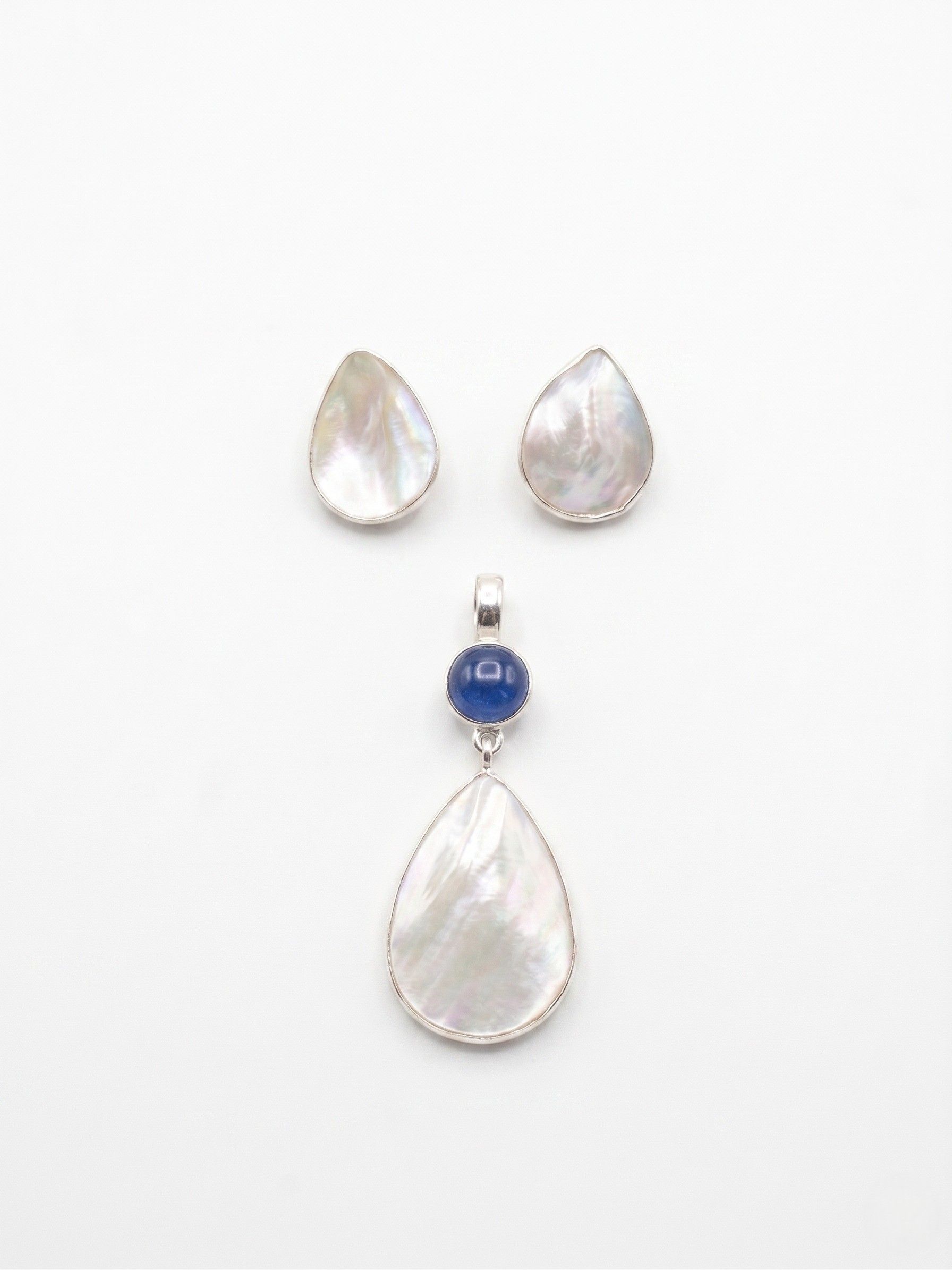 Juego de Dije y Aretes de Plata con Madre Perla en Gota y Cianita Azul