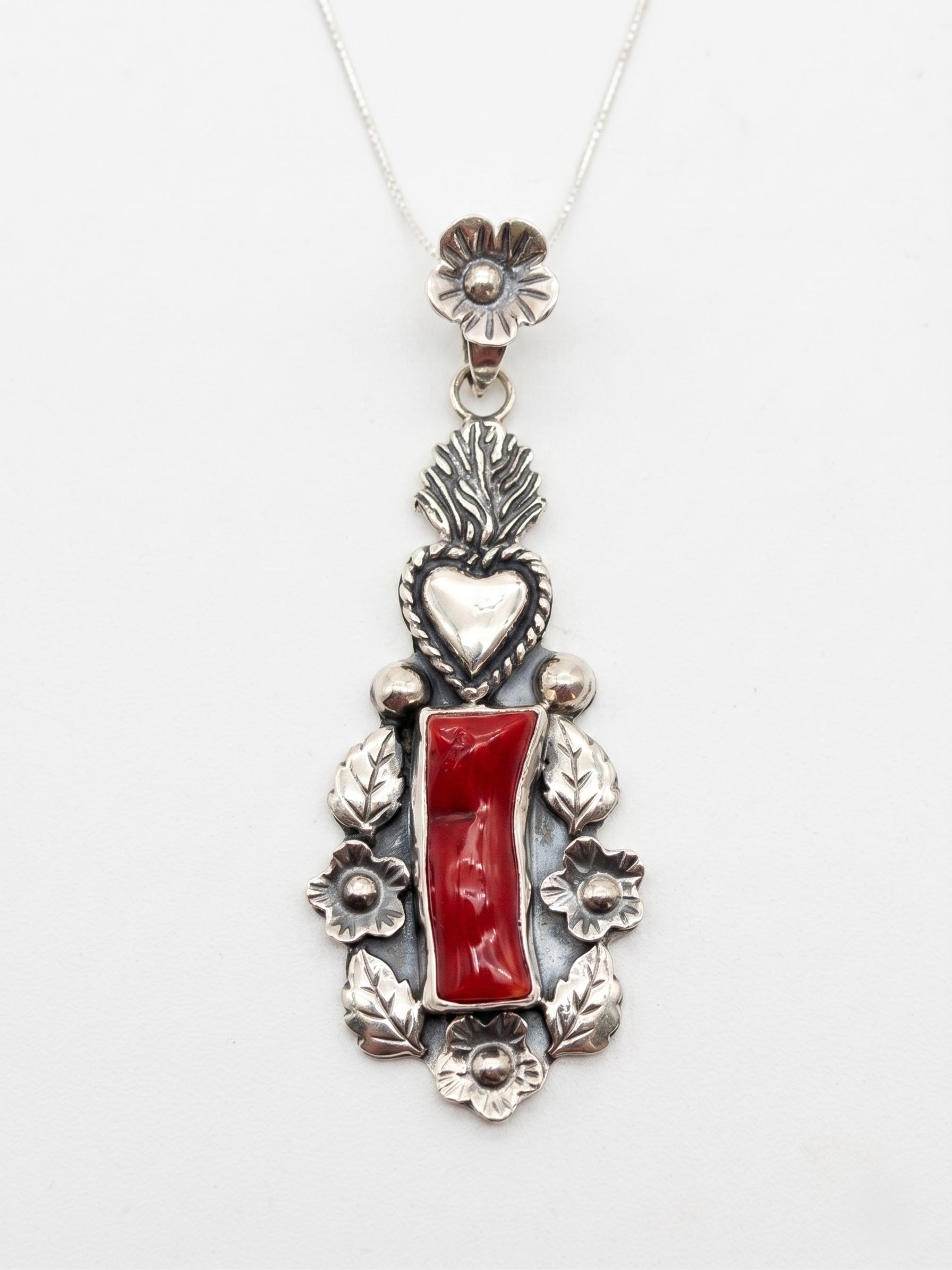  Dije de Sagrado Corazón en Plata Repujada con Piedra Coral