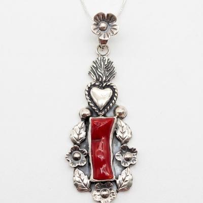 Dije de Sagrado Corazón en Plata Repujada con Piedra Coral
