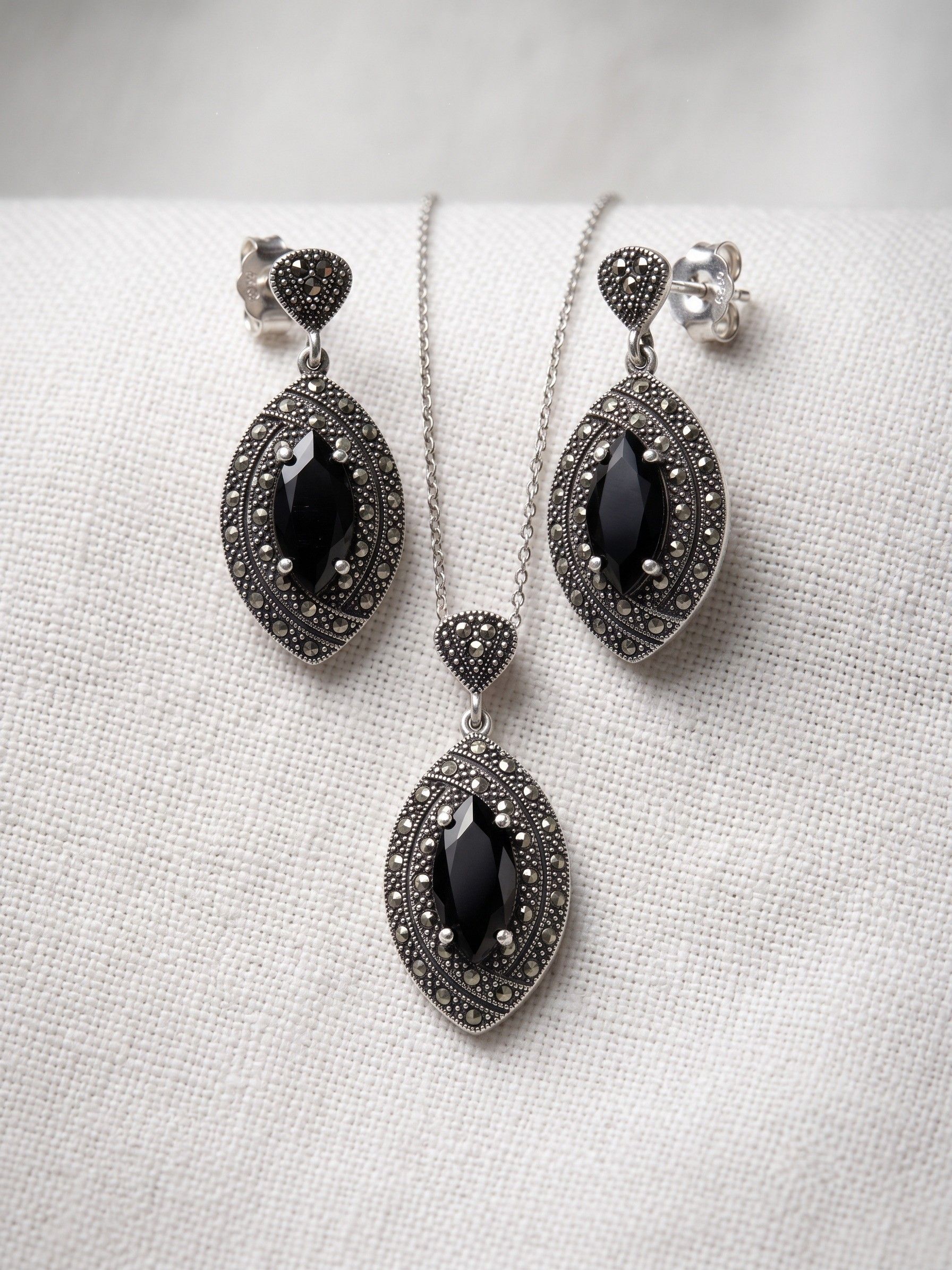 Juego de Dije y Aretes de Plata con Marquesitas y Cristal Checo Negro