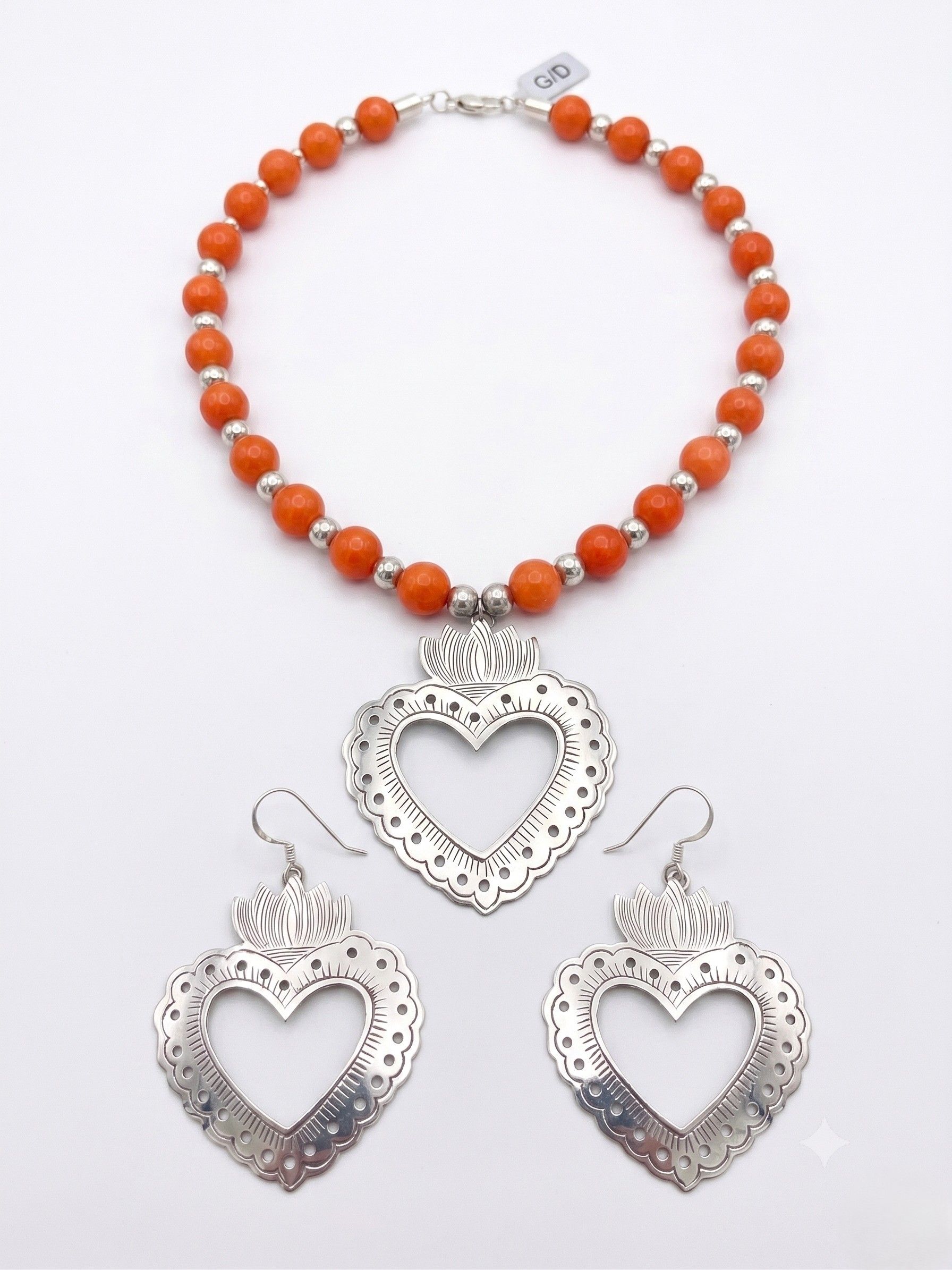 Collar y Aretes de Ágatas Naranjas con Dije de Sagrado Corazón Calado