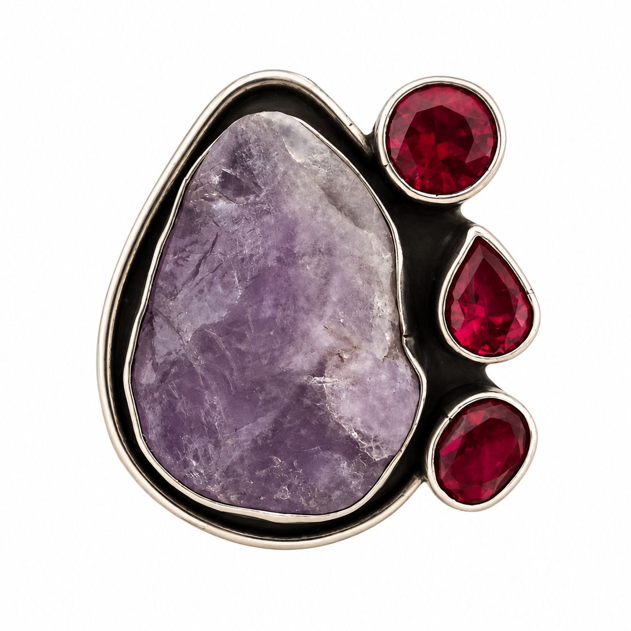 Anillo con Amatista Natural en Corte Irregular y Rubíes