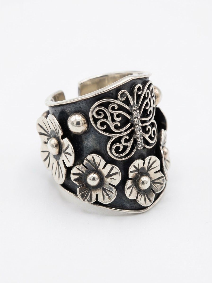 Anillo de Plata Ancho con Repujado de Mariposa y Flores Artesanal
