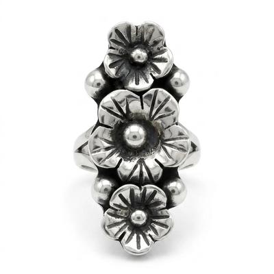 Anillo Ajustable "Herencia Floral" en Plata Repujada
