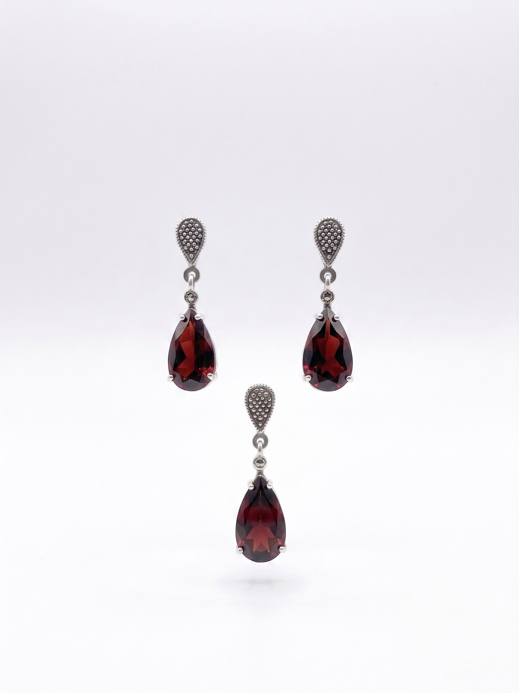 Juego de Dije y Aretes de Plata con Marquesitas y Cristal Checo Rojo en Corte Gota