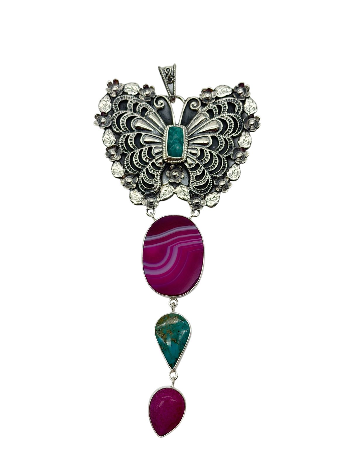 Dije de Mariposa Artesanal de Plata Calada y Repujada con Ágatas Veteadas y Turquesas