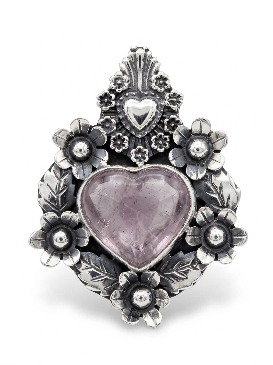 Anillo Ajustable de Amatista Natural y Plata Repujada con Motivo de Corazón y Flores