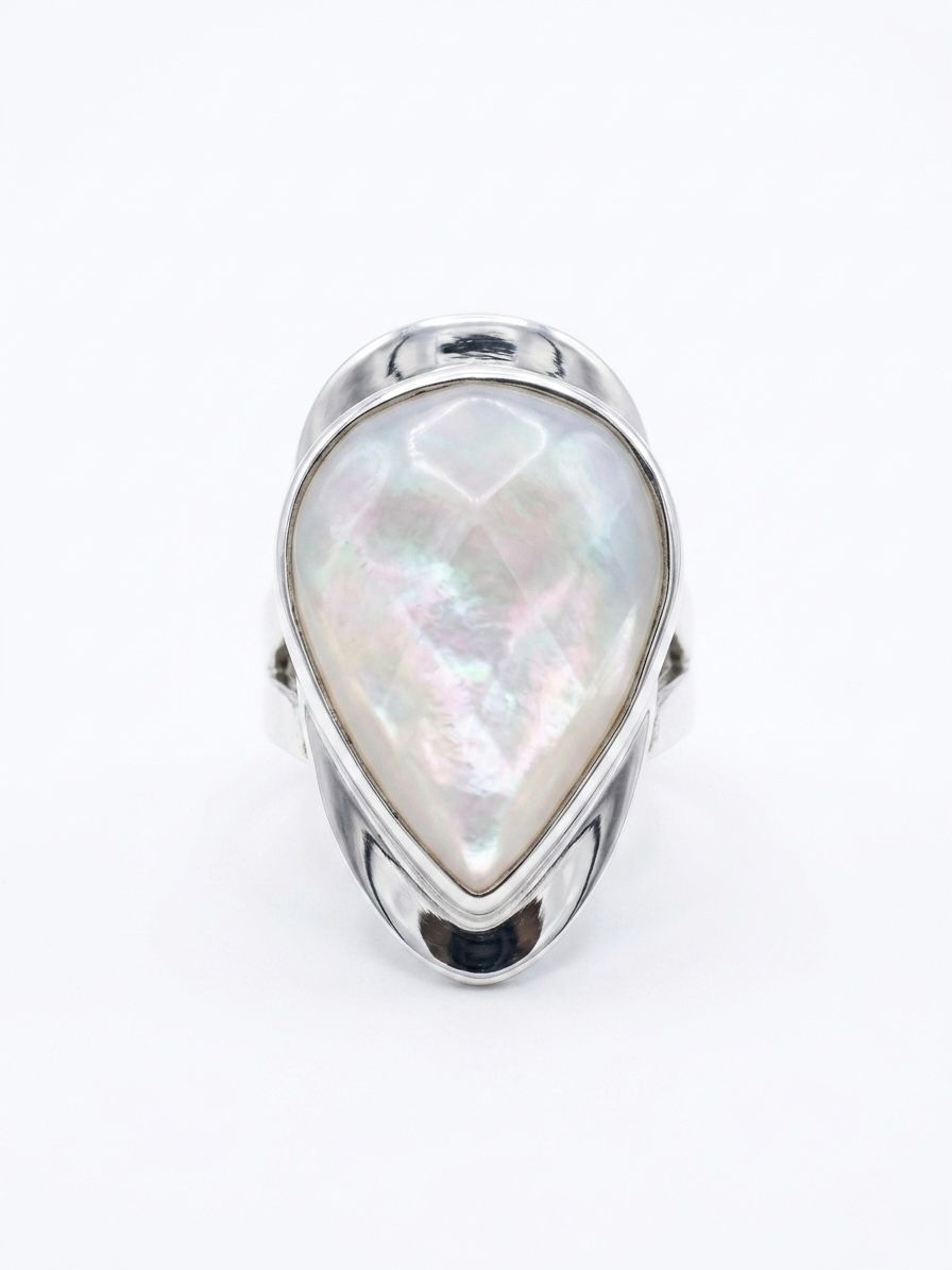 Anillo Ajustable de Madre Perla Pulida en Forma de Gota