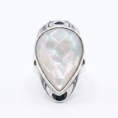 Anillo Ajustable de Madre Perla Pulida en Forma de Gota