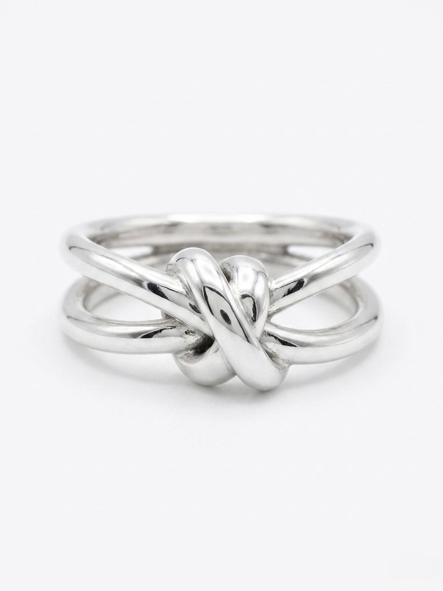 Anillo Minimalista de Plata Lisa con Lazo Cruzado