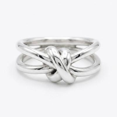 Anillo Minimalista de Plata Lisa con Lazo Cruzado
