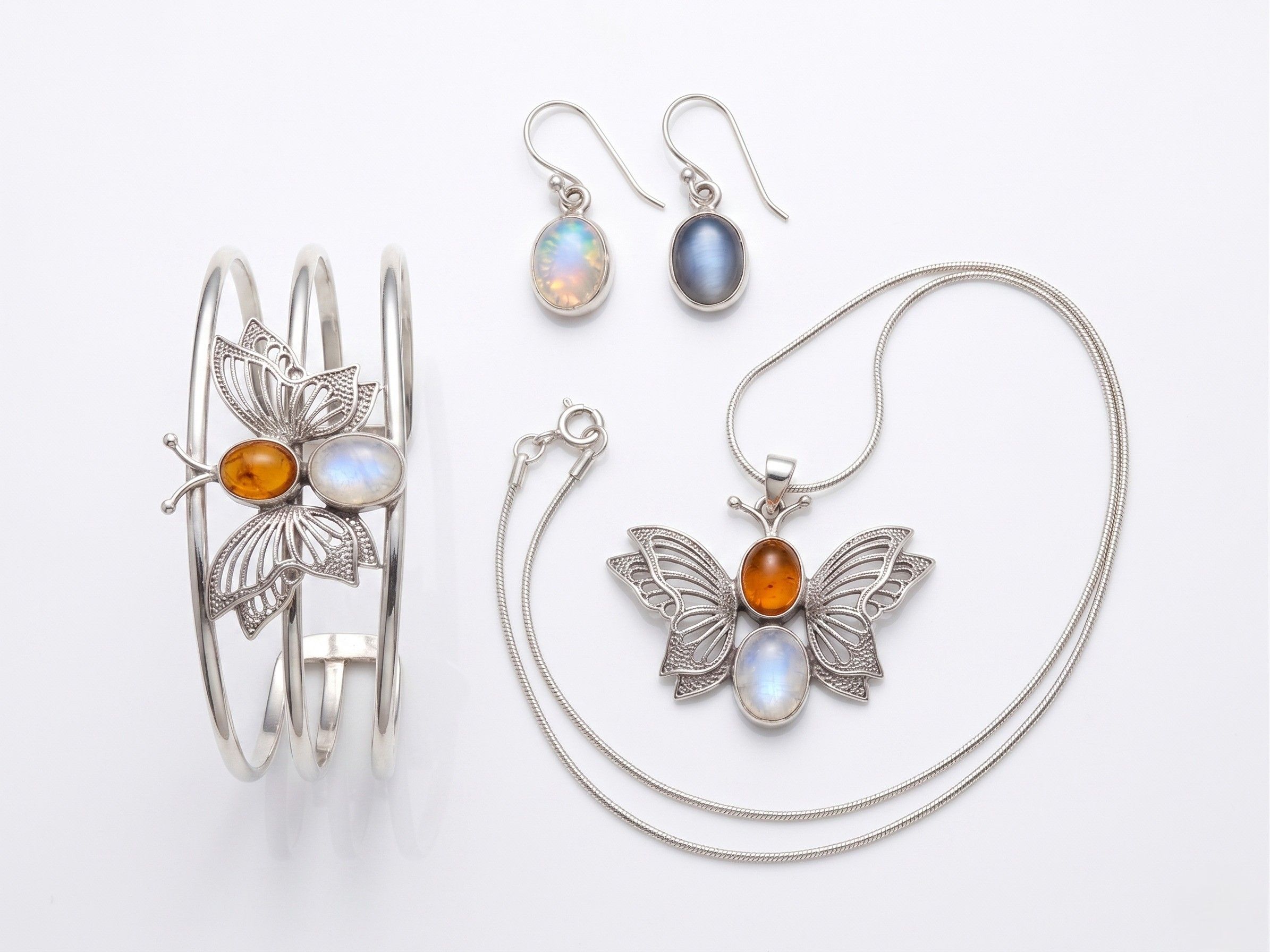 Juego de Dije y Aretes de Mariposa en Plata con Ópalo de Fuego y Ópalo Blanco