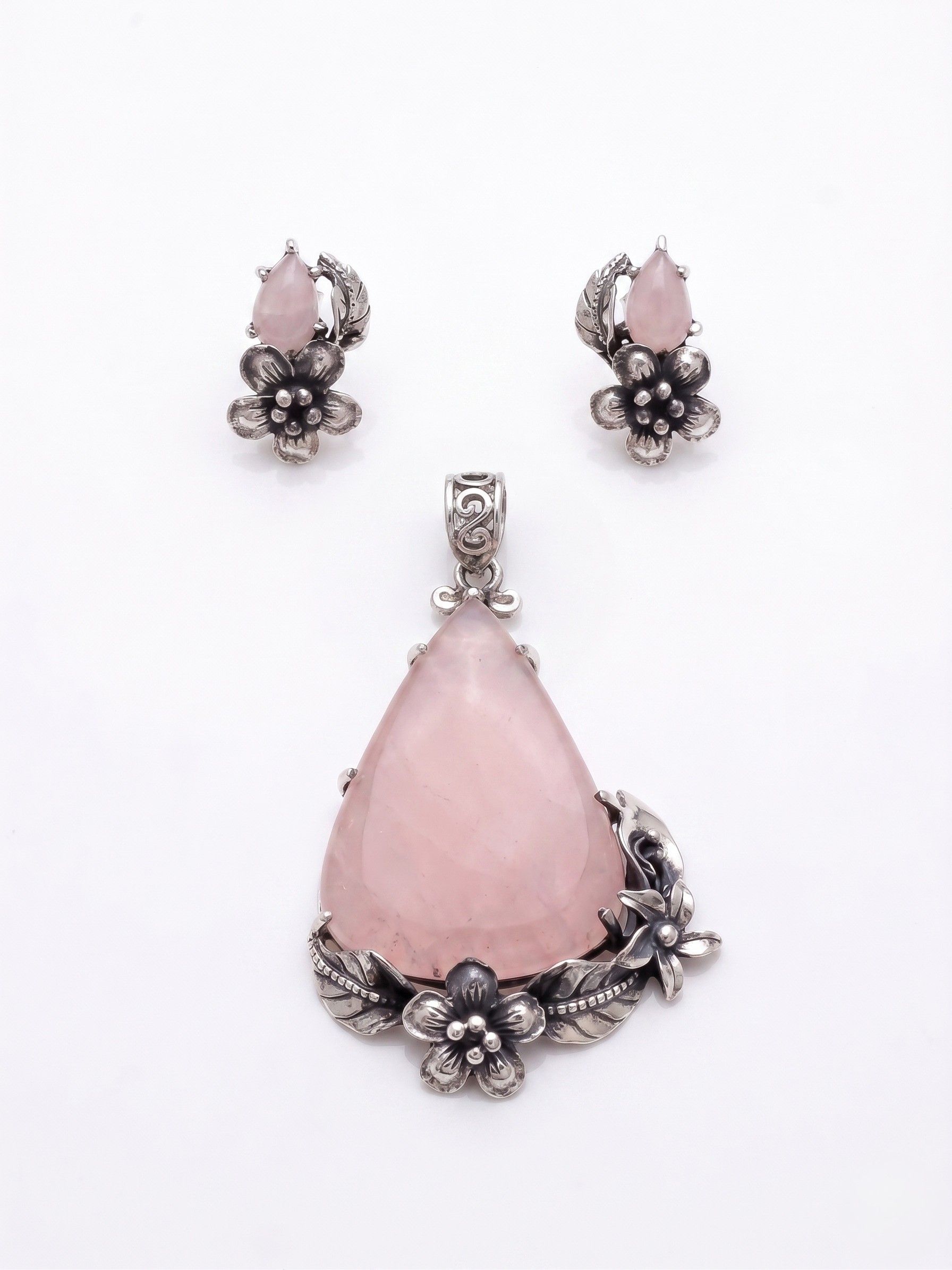 Juego de Dije y Aretes de Plata con Cuarzo Rosa en Corte Gota y Diseño Floral