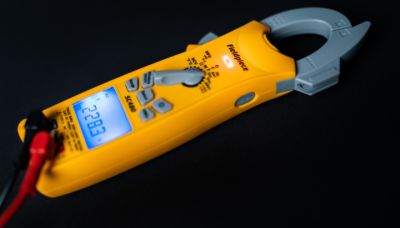 Miernik cęgowy 600A z dual display i pomiarem mocy