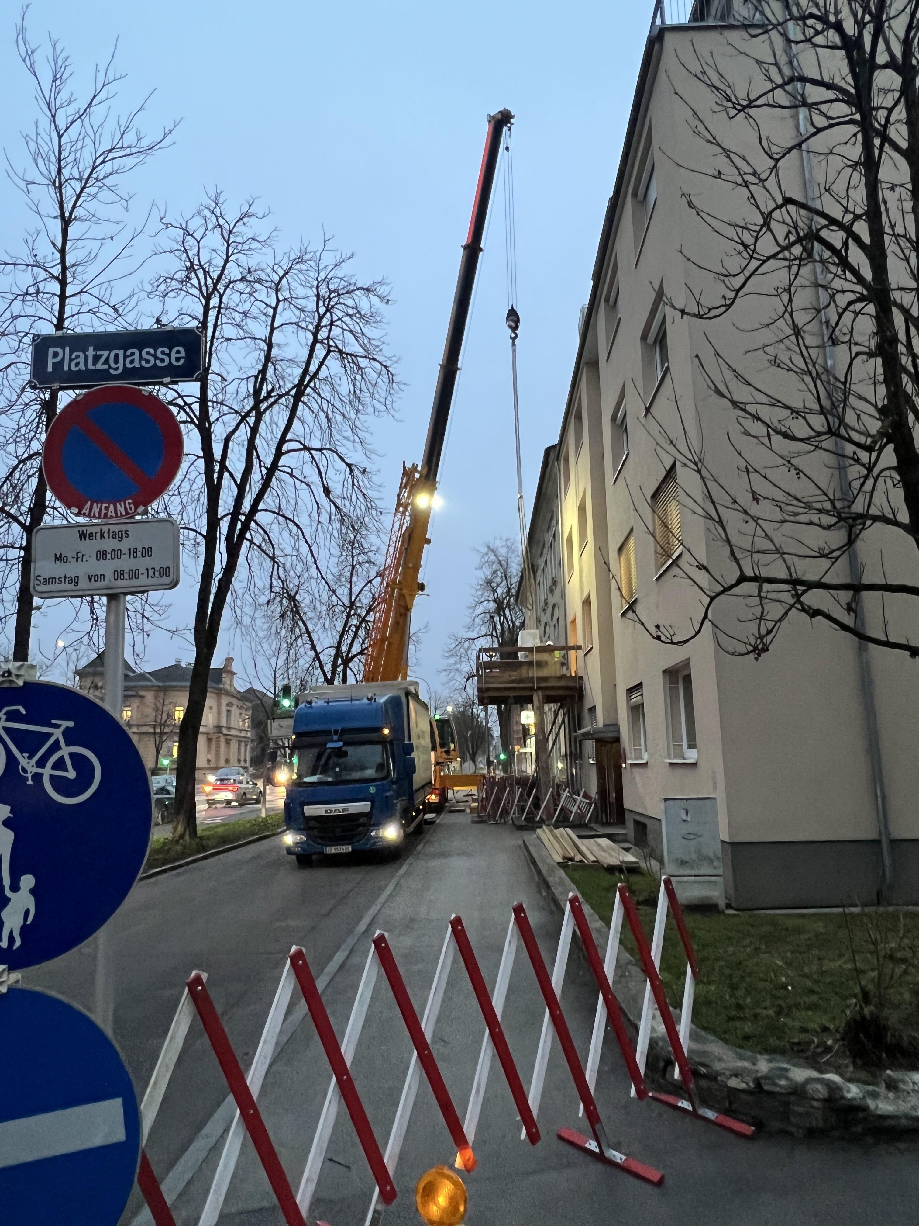 Anlieferung neues CT-Gerät mittels Kran