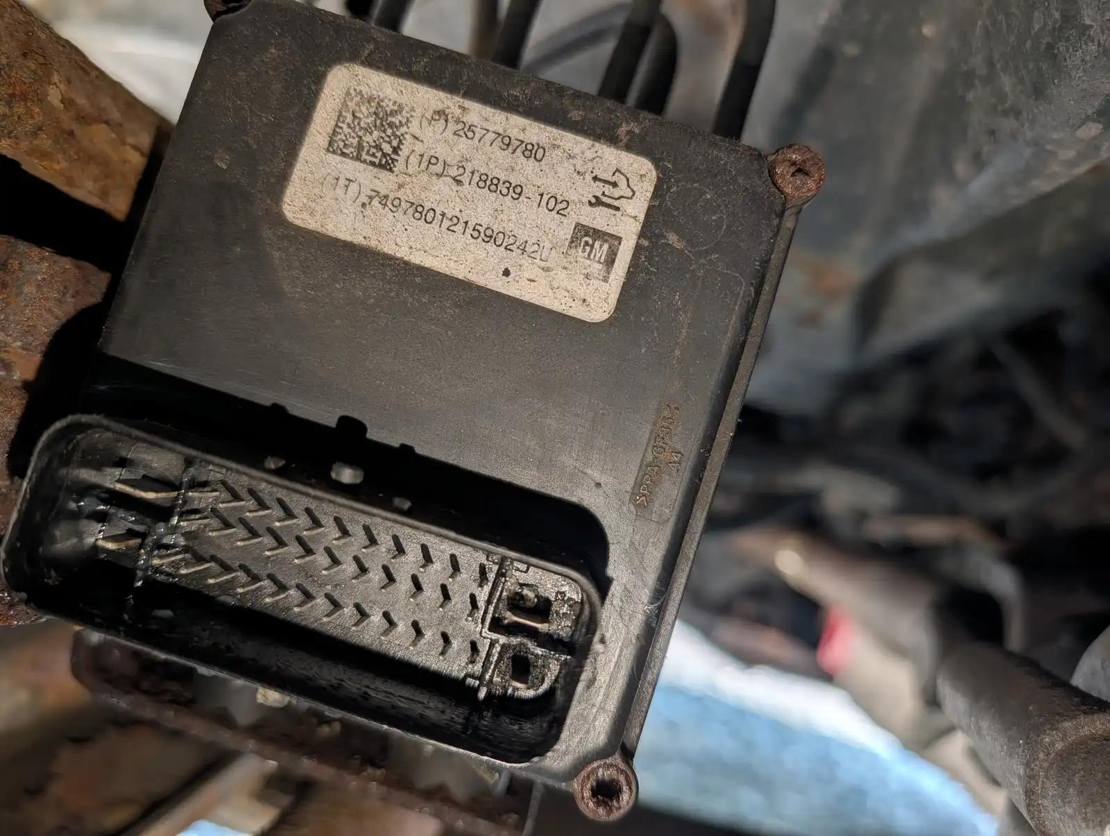 Control module connector during truck and heavy equipment service