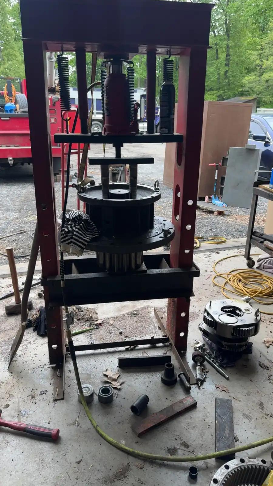 Hydraulic press setup during truck and heavy equipment service