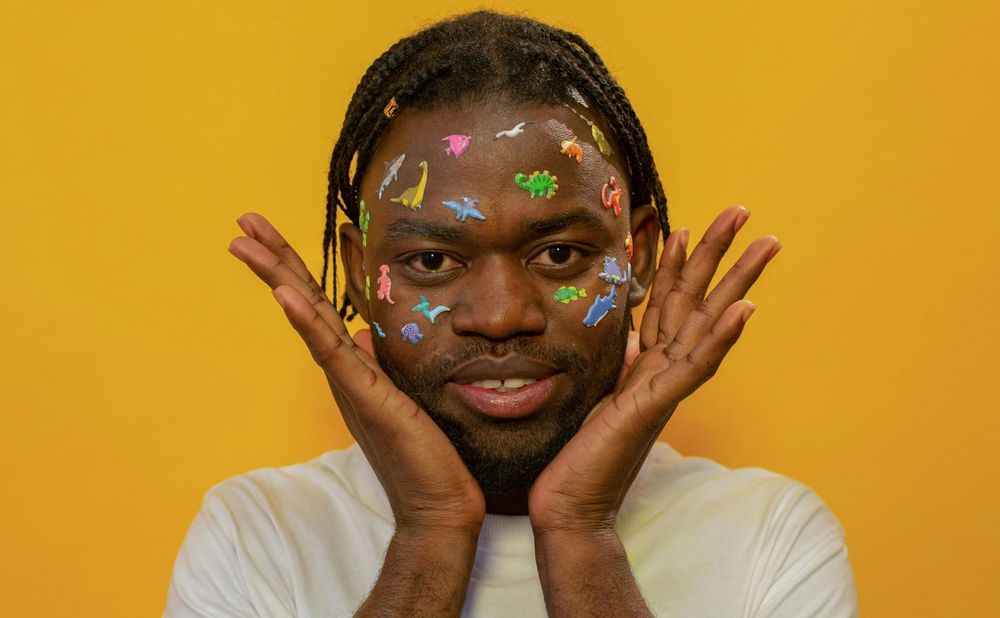 Mann verhält sich kindisch