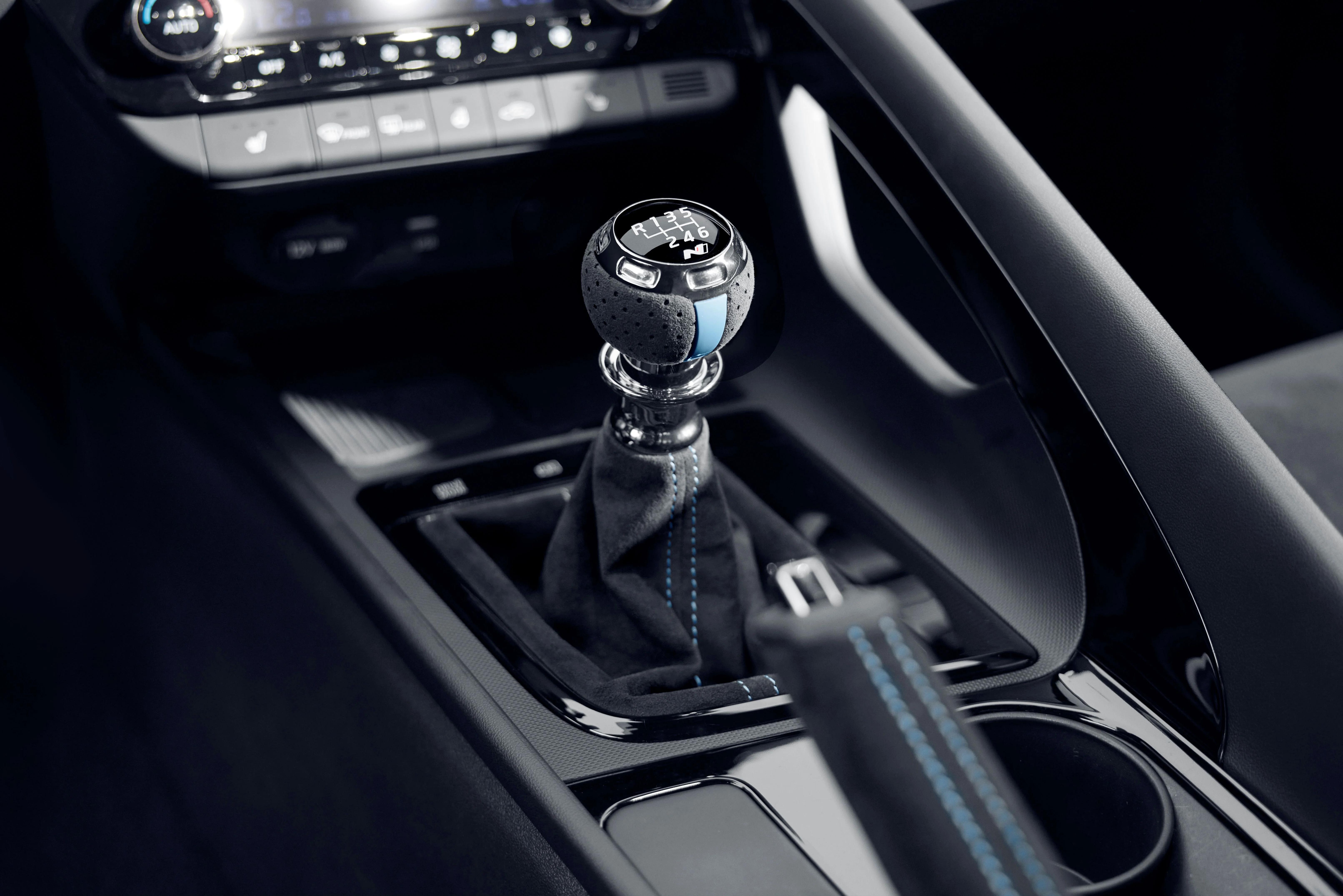 Manual gear shifter inside the Hyundai i30 Sedan N MONOCHROME
