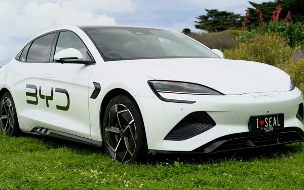 BYD Surpasses Tesla as World's Top EV Maker, Backed by Buffett and Eyeing European Expansion