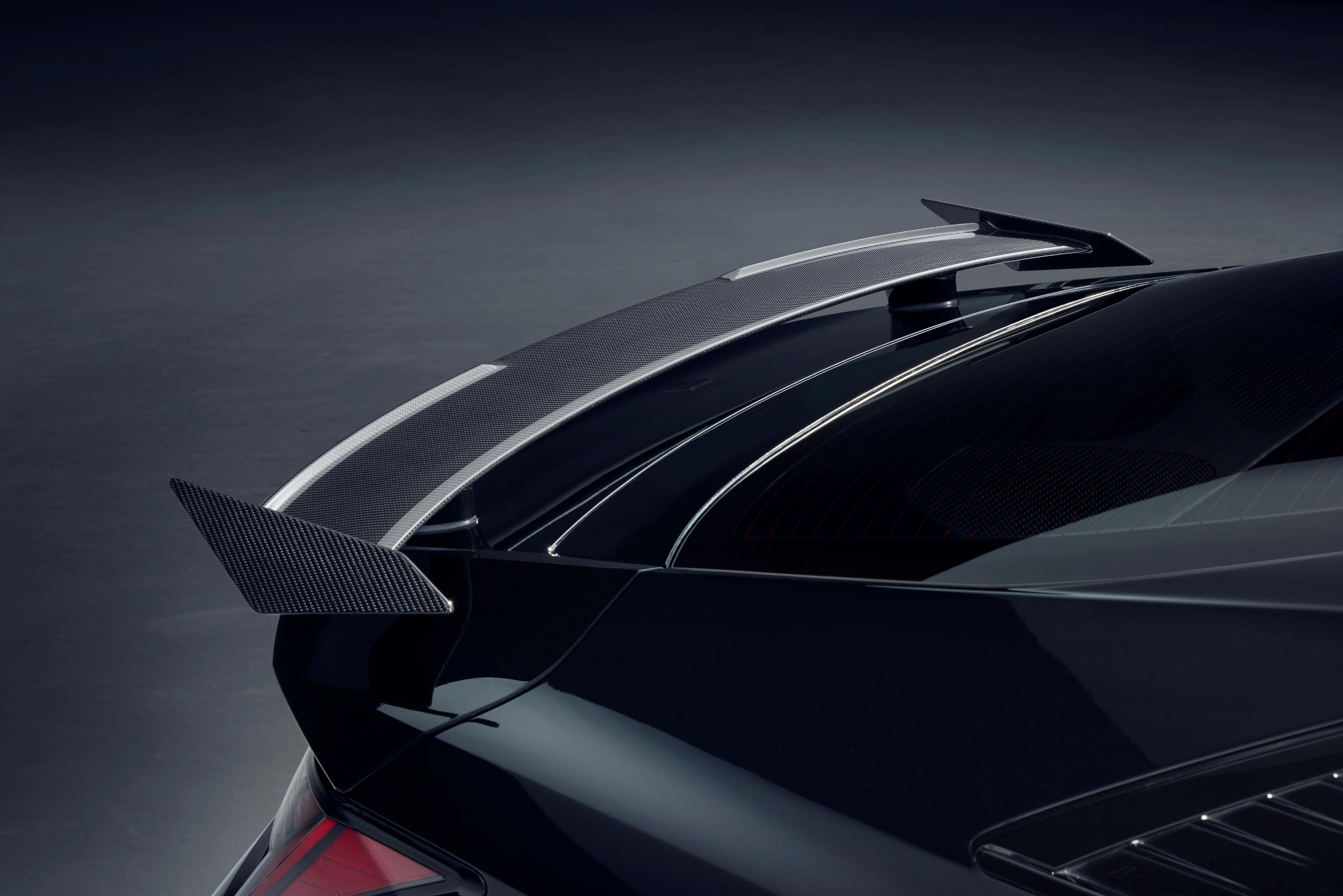 Carbon-fibre rear spoiler on the Hyundai i30 Sedan N MONOCHROME