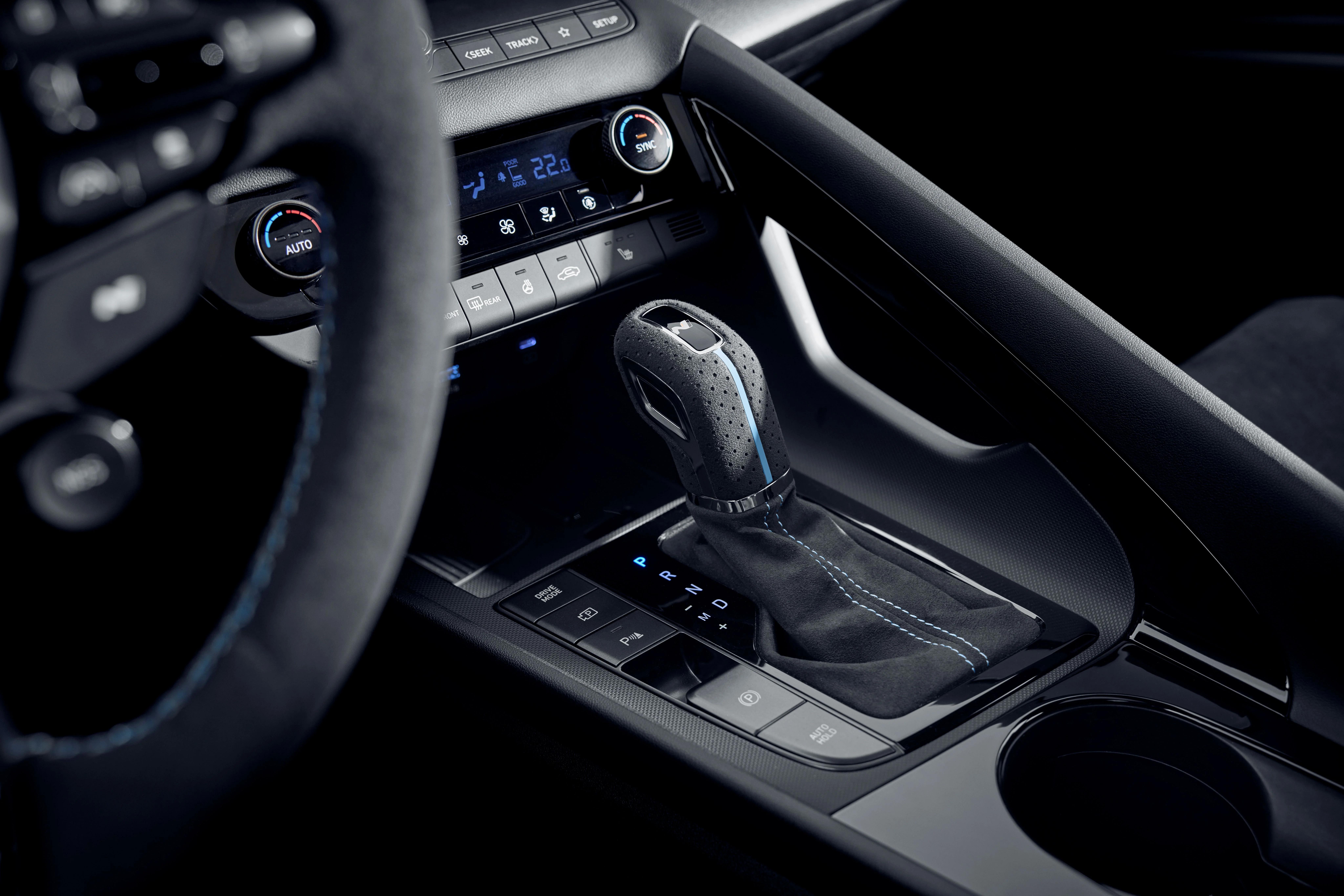 Automatic DCT gear selector inside the Hyundai i30 Sedan N MONOCHROME